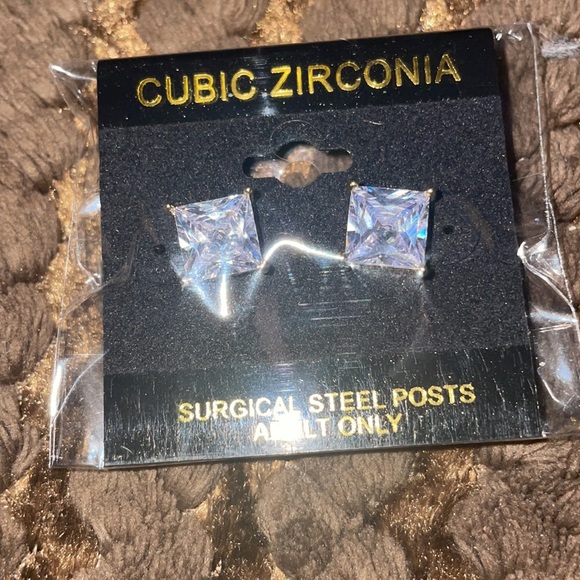 ๐๐CUBIC ZIRCONIA SQUARE STUD EARRINGS GOLD ๐๐ - Picture 3 of 3